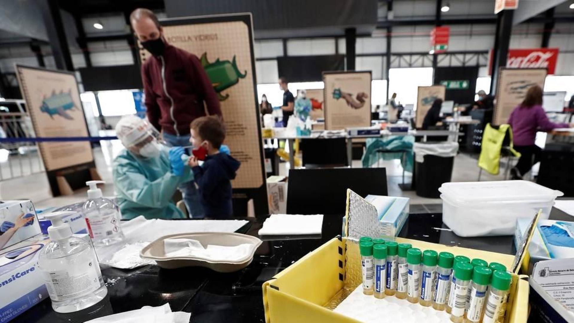 Imágenes de este lunes 19 de octubre de las pruebas PCR realizadas en Refena