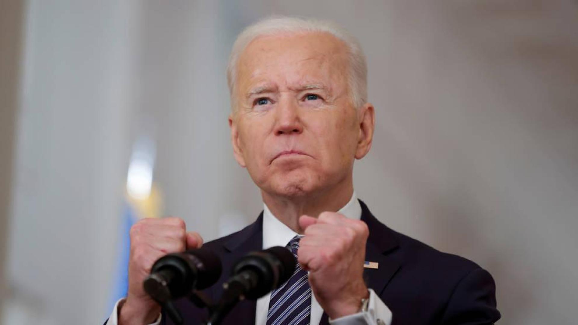 Biden ordena acelerar la vacunación para lograr la "independencia del virus"