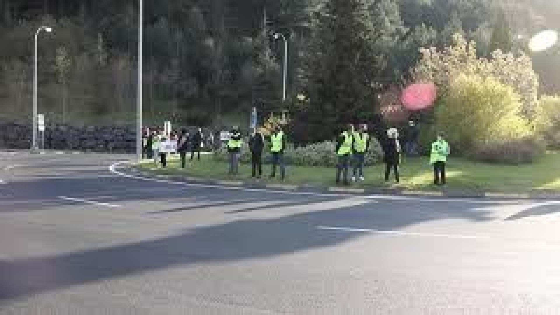 Vídeo de protestas en Arre contra el tráfico de camiones en la N-121-A