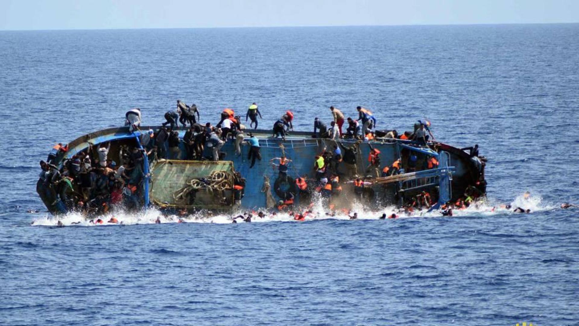 Al menos cinco migrantes han muerto y otros 562 han sido rescatados después de que la embarcación en la que viajaban haya volcado frente a las costas de Libia.