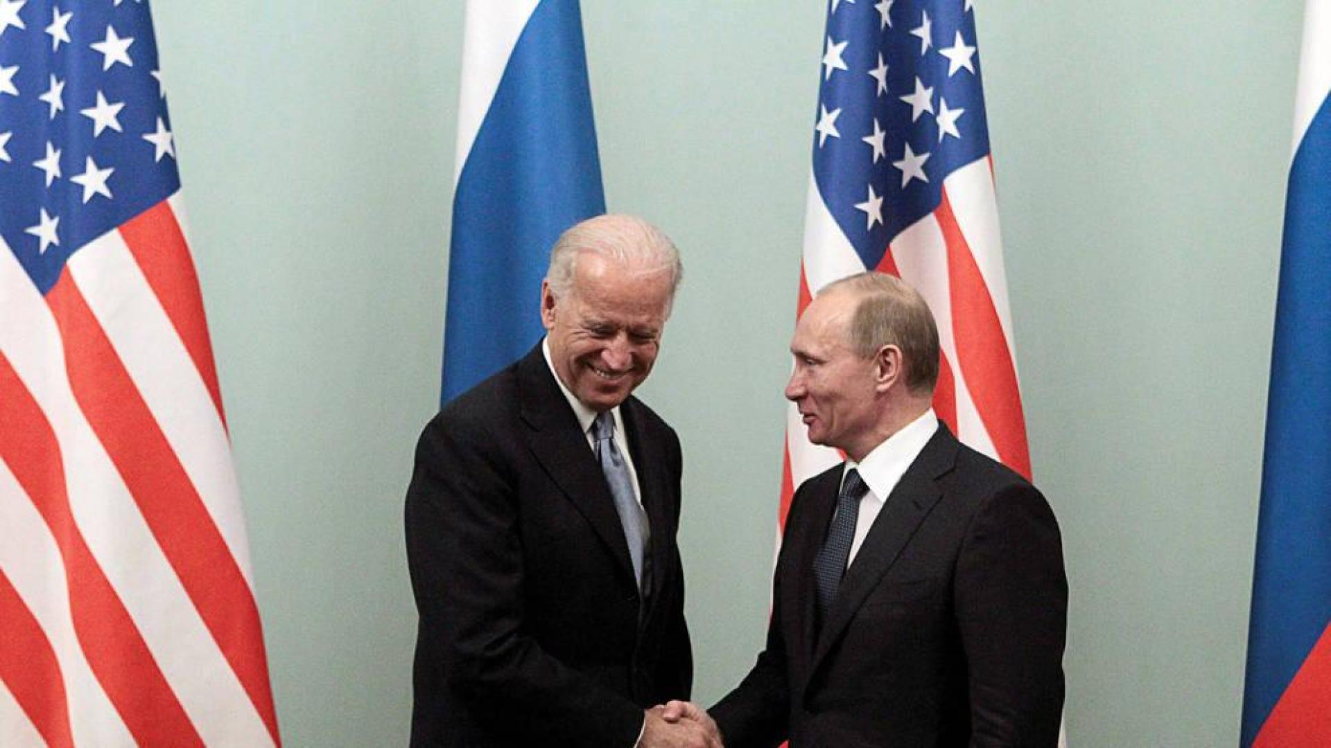 Encuentro entre Biden y Putin en 2011.