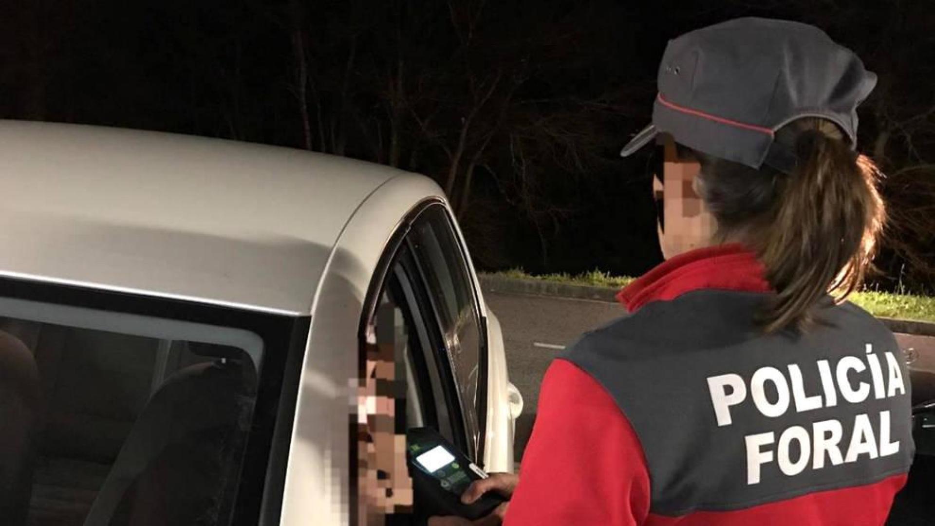 Una agente de la Policía Foral en un control de alcoholemia.