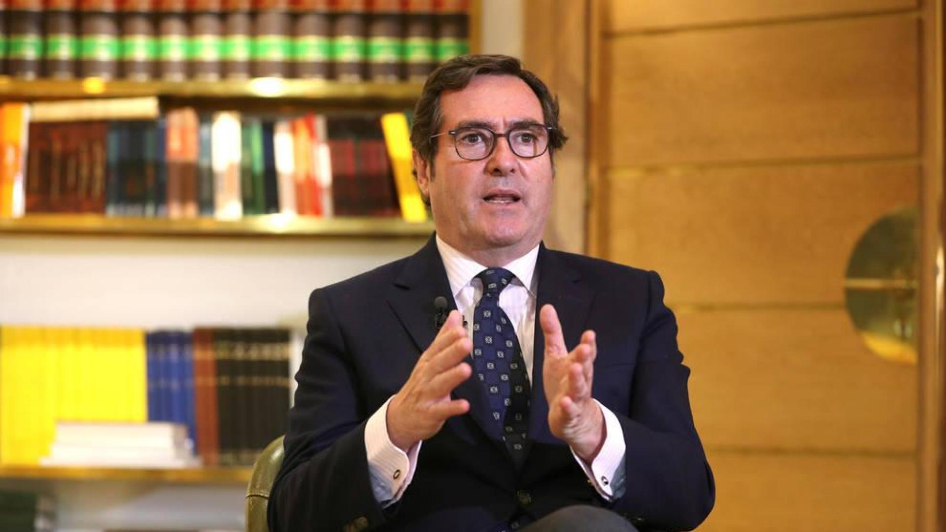 El presidente de la CEOE, Antonio Garamendi durante una entrevista.