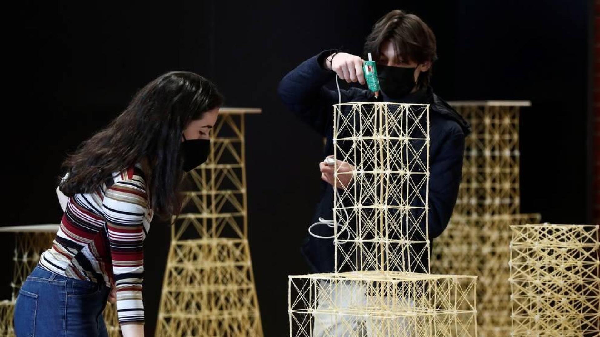 Estudiantes de Arquitectura testan la resistencia sísmica con espaguetis