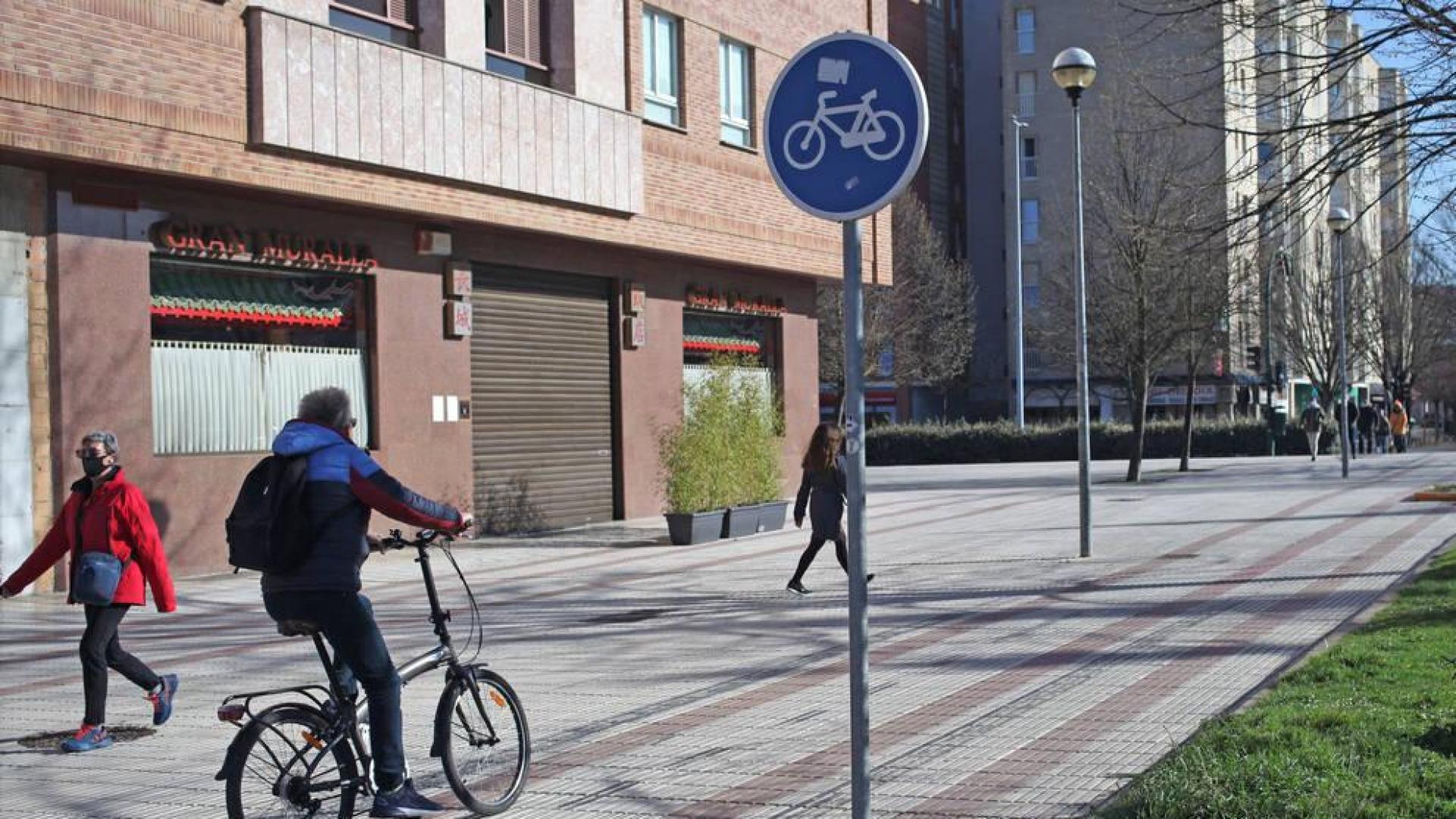 Arena silícea, opción para eliminar 27 km de líneas pintadas en aceras como carriles bici