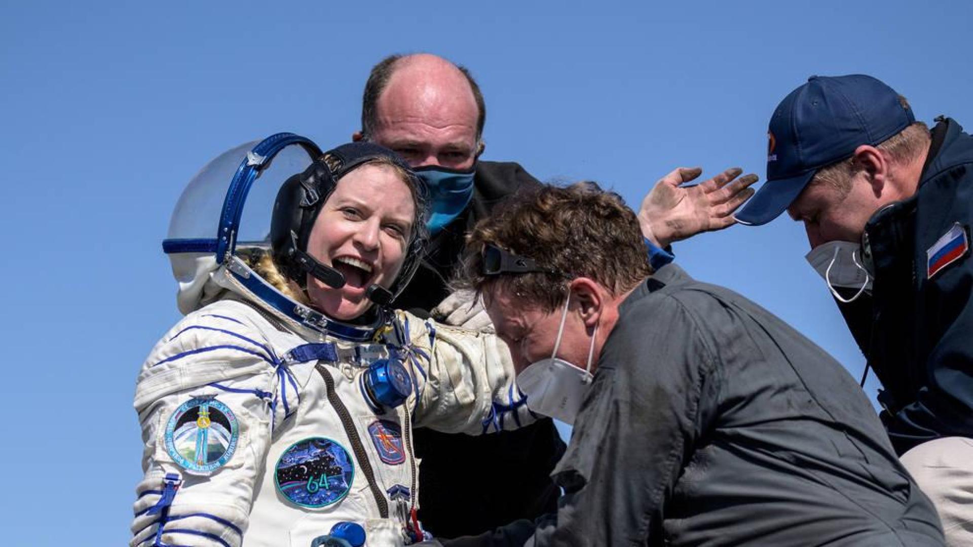 Momento en el que la astronauta de la NASA Kathleen Rubins es ayudada a salir de la cápsula