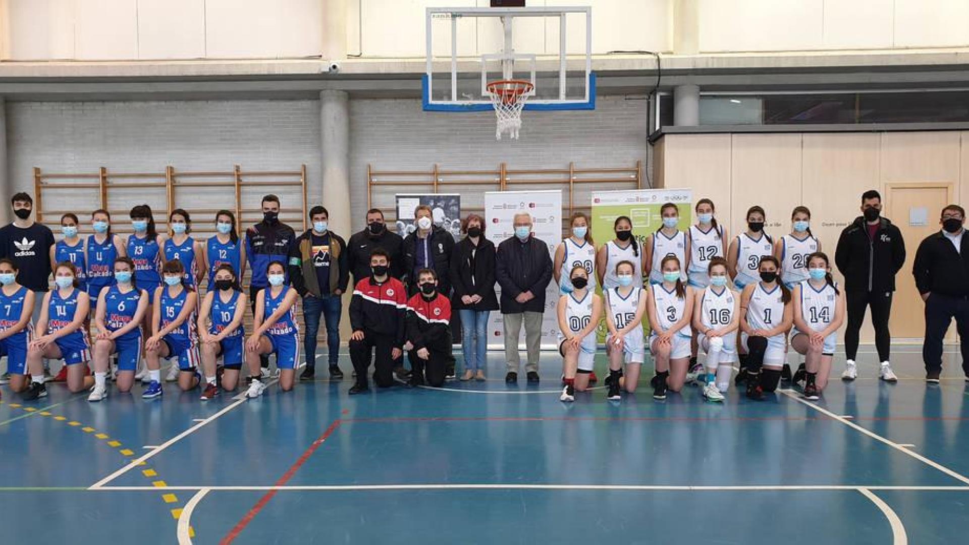 La consejera Esnaola, el director gerente de Instituto Navarro del Deporte, Miguel Pozueta, y el presidente de la Federación Navarra de Baloncesto, Pablo Bretos, junto a jugadoras cadetes de baloncesto.