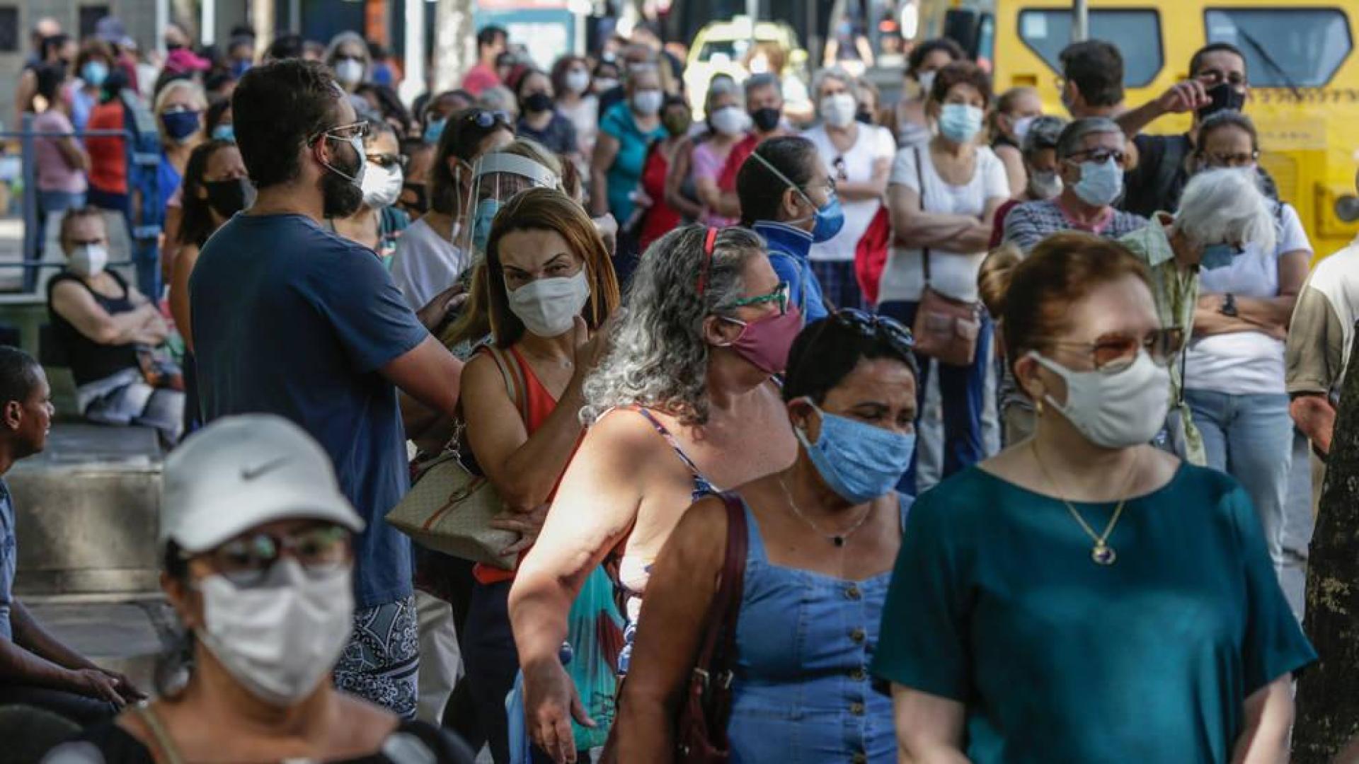 Cola de personas que esperan a ser vacunados contra la COVID-19 en Río de Janeiro.