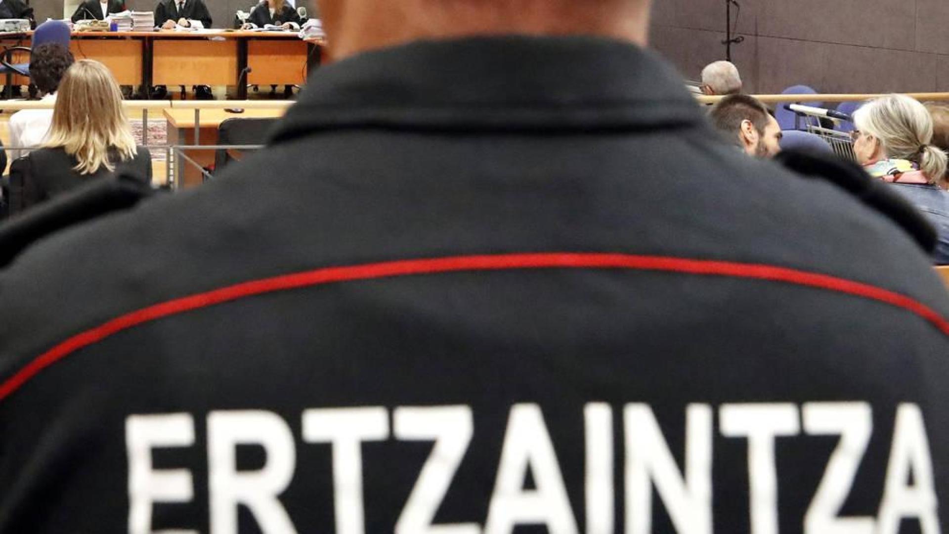 Un agente de la ertzaintza, en un juzgado.