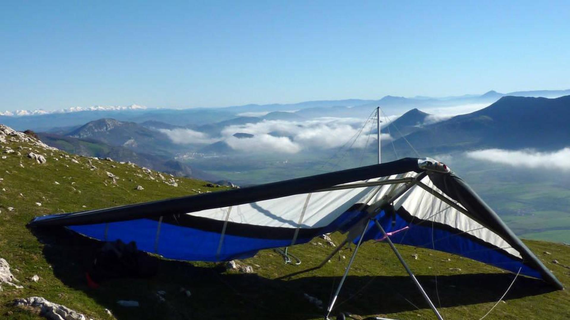 Un ala delta en la cima de un monte.