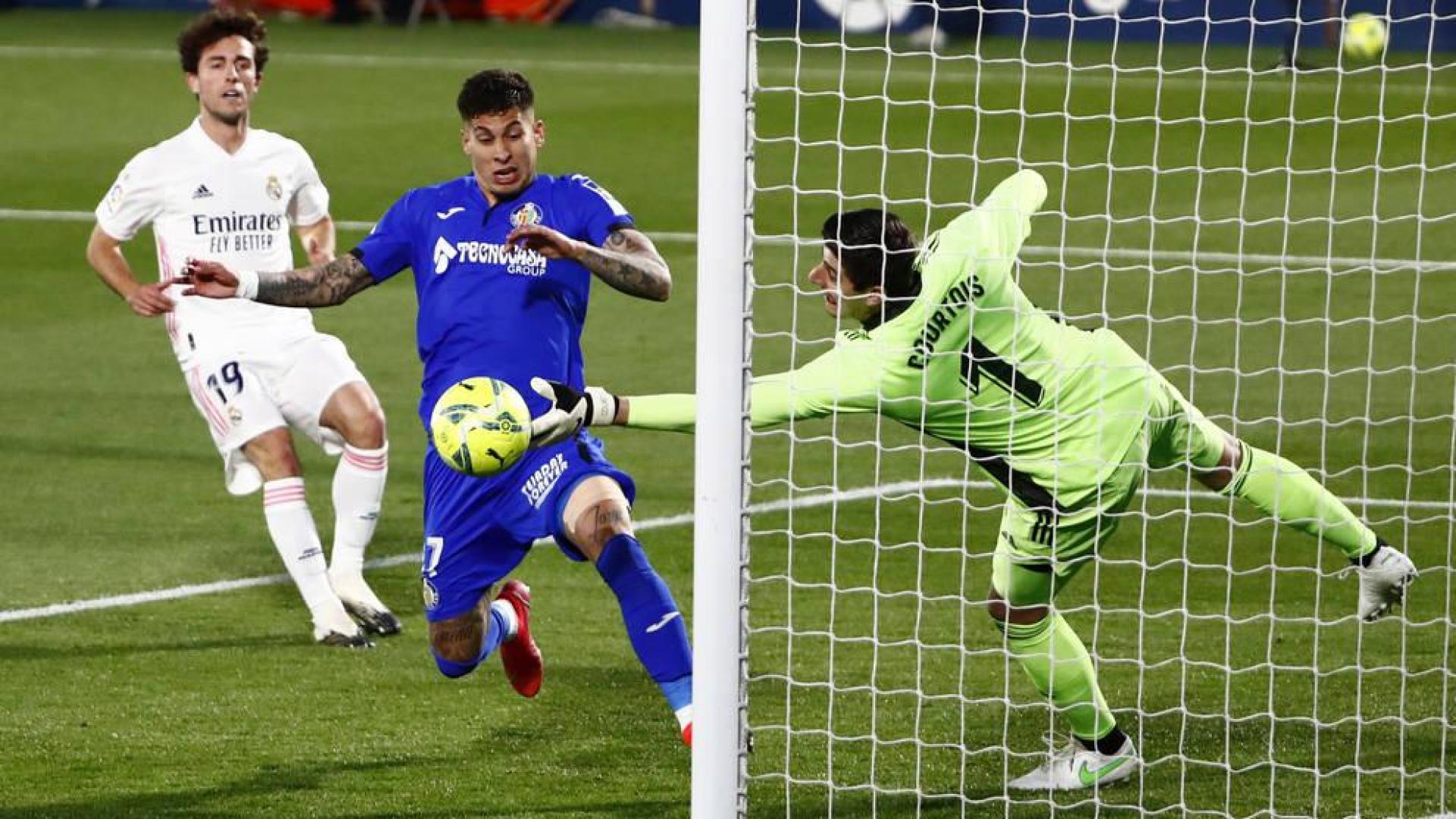 Courtois salva un punto para el Real Madrid en Getafe