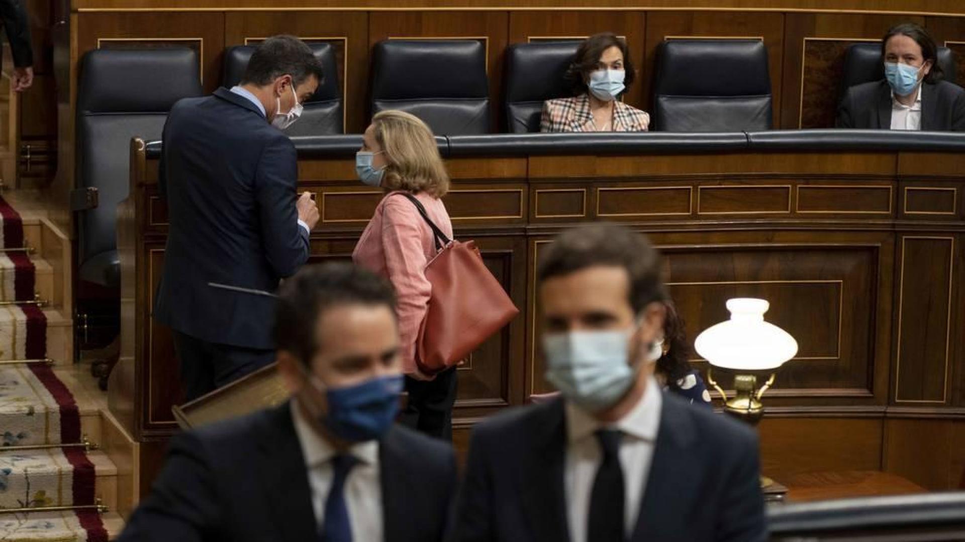 Sánchez y Casado envuelven su oferta de mano tendida en un nuevo cruce de reproches