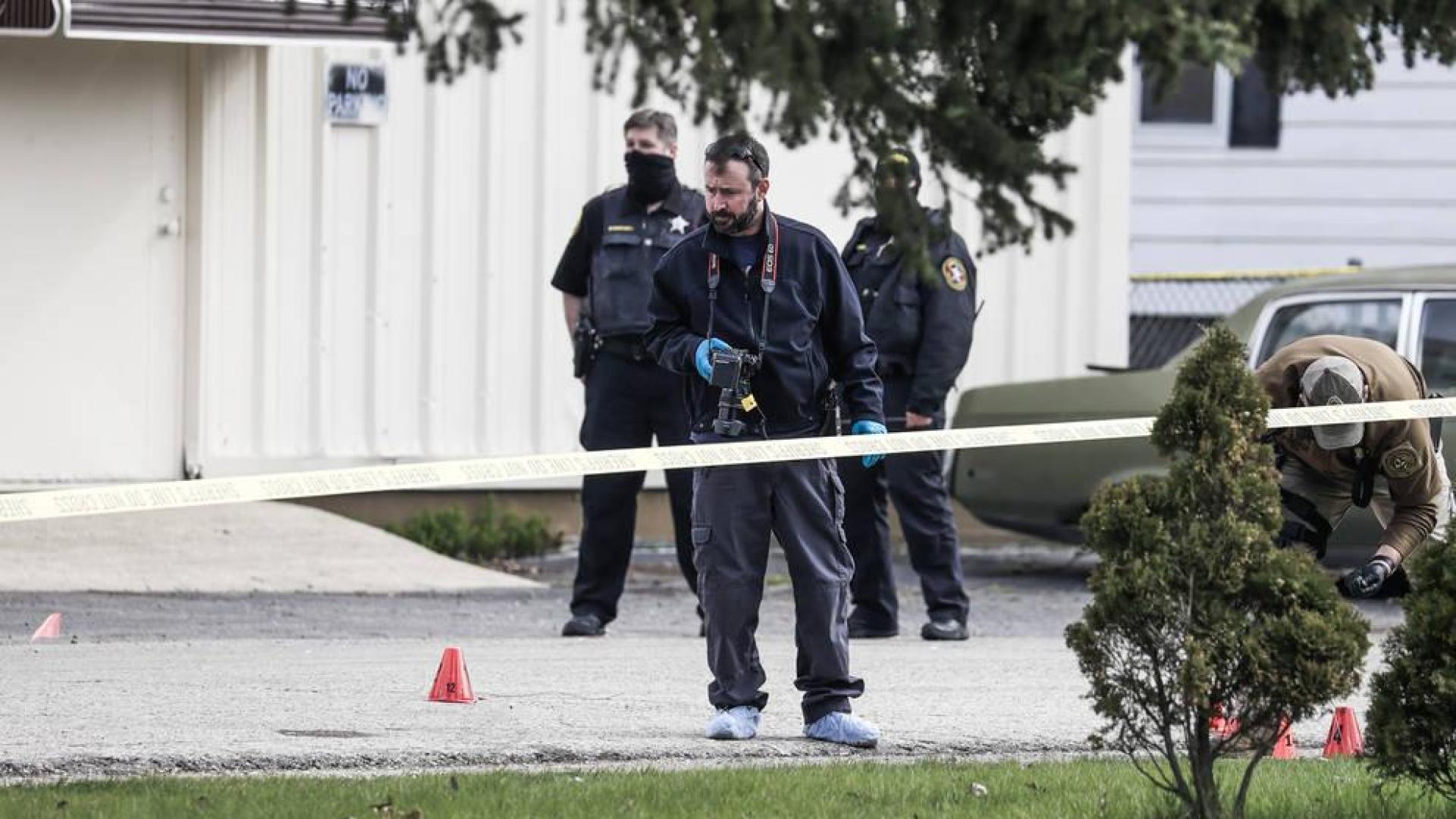 Investigadores en el lugar del tiroteo en Kenosha, Wisconsin.