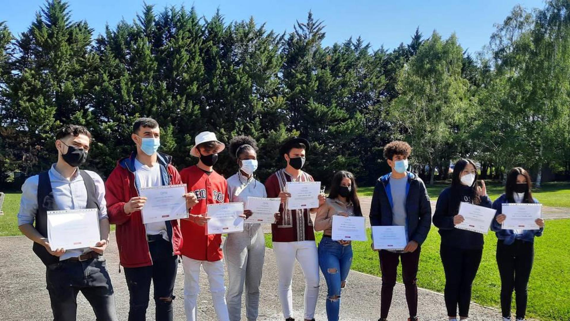 Alumnos idean propuestas para reutilizar ropa perdida en centros educativos