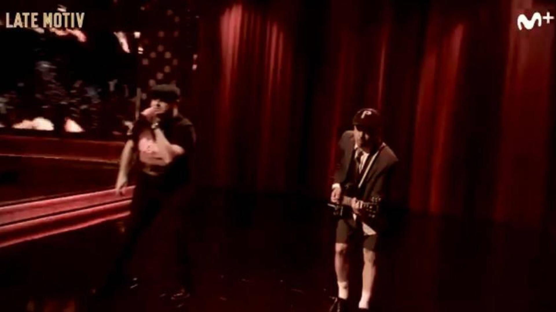 La banda de Late Motiv interpretando una versión en euskera de 'Black in back' de AC/DC
