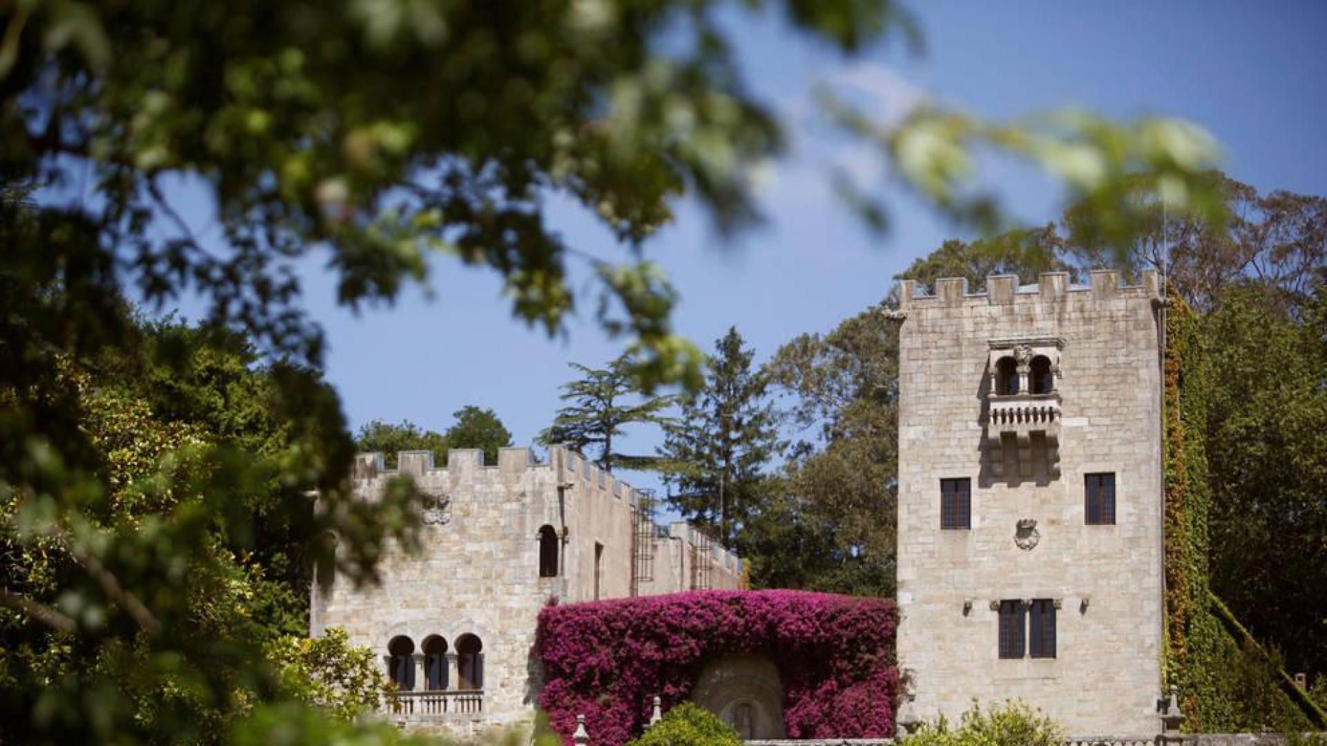 Una de las fachadas del Pazo de Meirás con los jardines y el muro exterior.