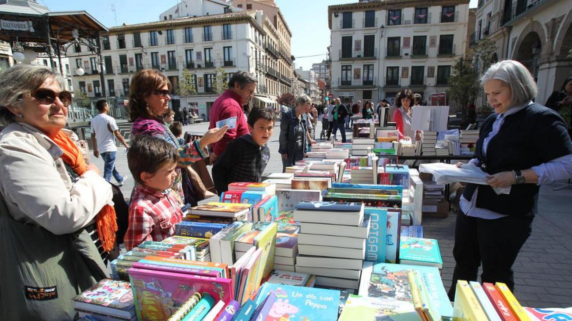 Tudela saca ejemplares a la calle para celebrar el D&iacute;a del Libro