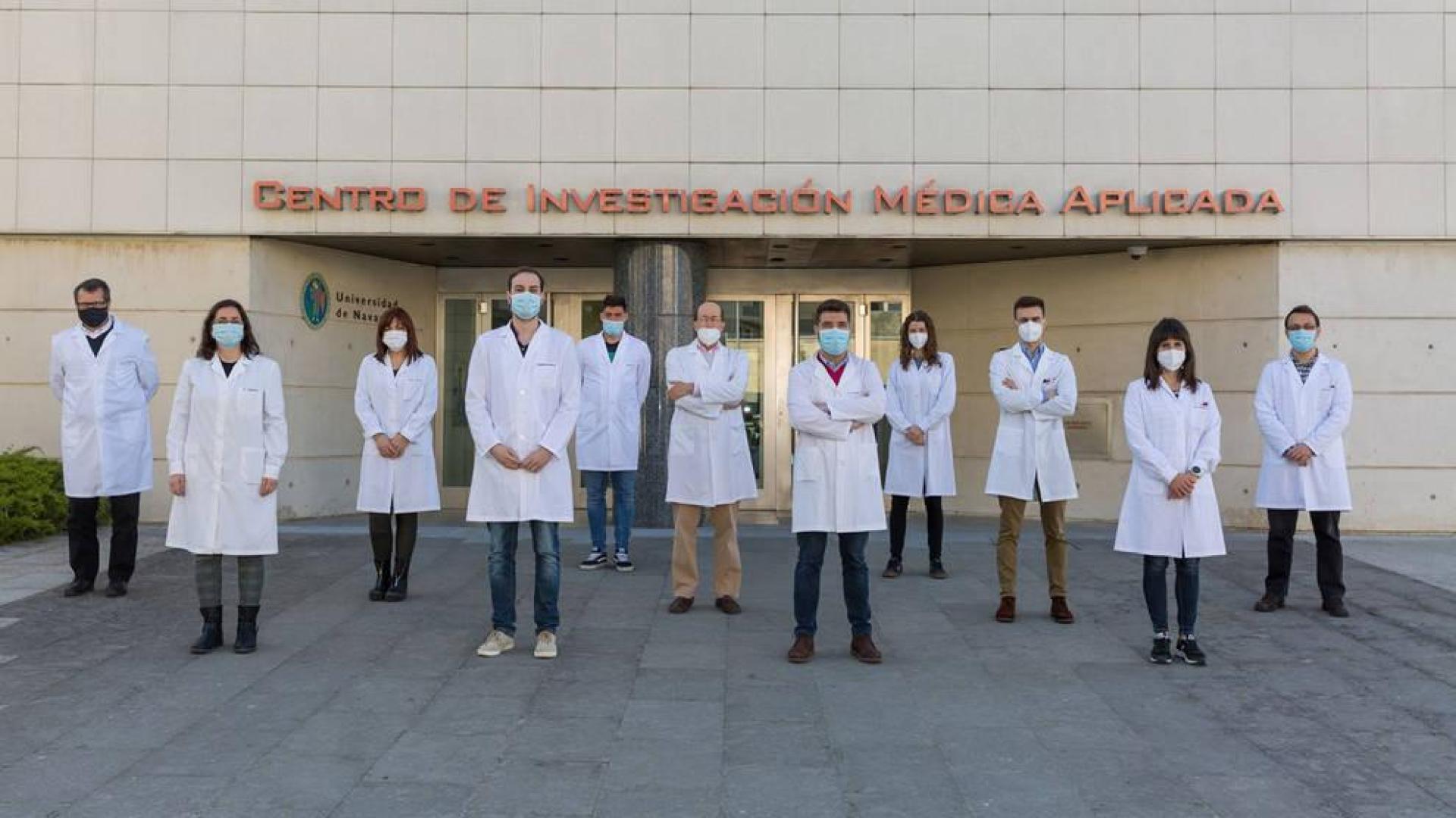 El Dr. Silve Vicent, en el centro, con investigadores del Cima Universidad de Navarra que participan en el estudio