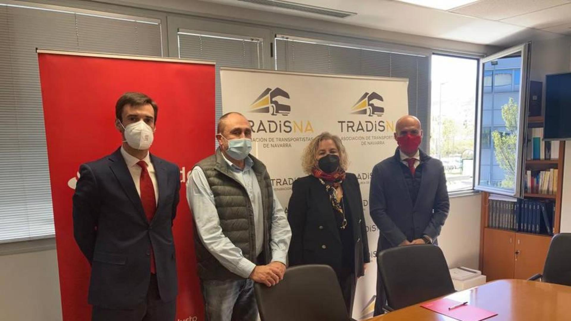Fernando Escalera, Inés Abendaño y Rubén Marcos por parte del Santander junto a  Alberto Latorre, coordinador de Tradisna.