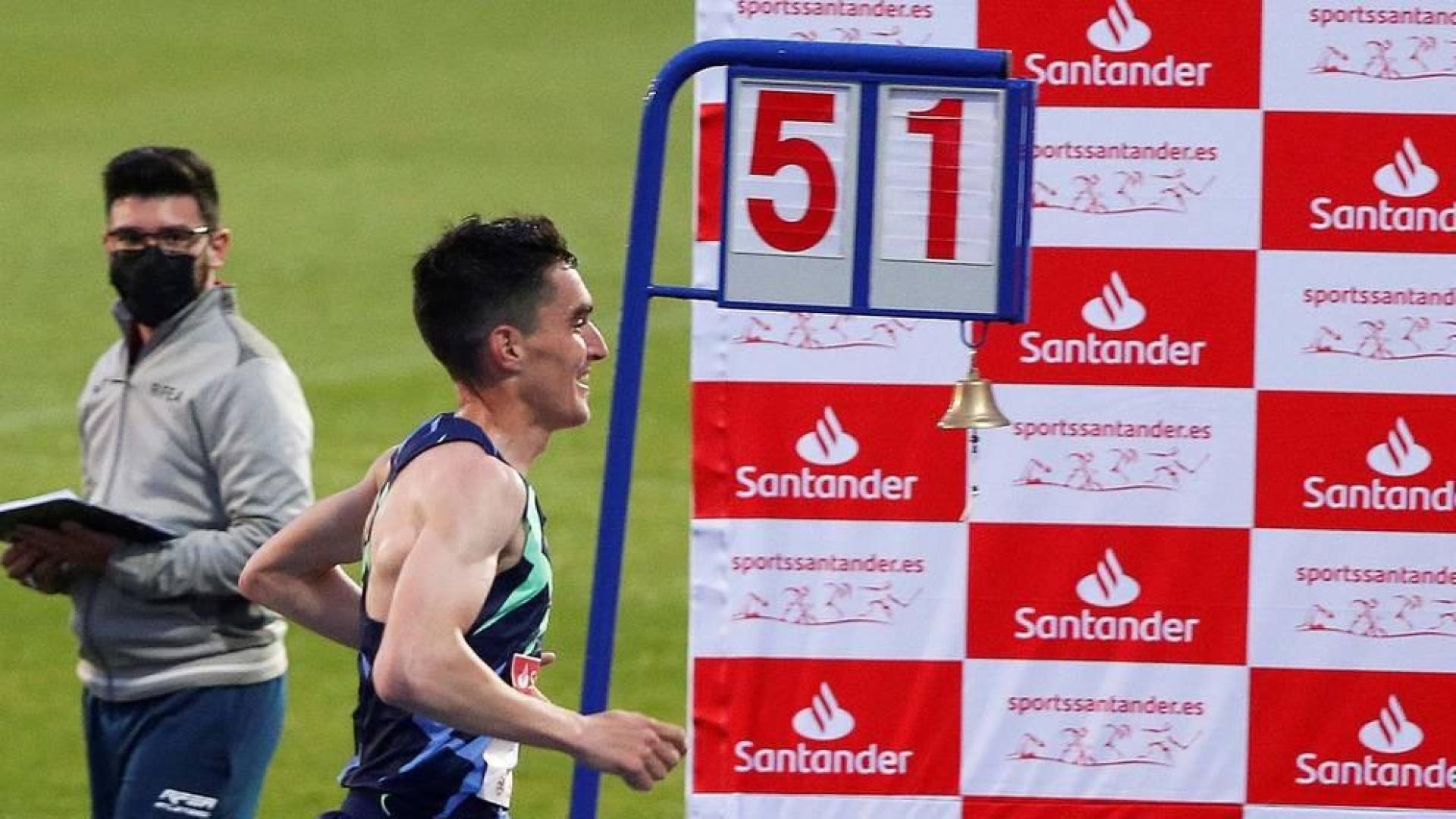 Daniel Mateo bate el récord de España de la hora en pista, que poseía Mariano Haro desde 1975