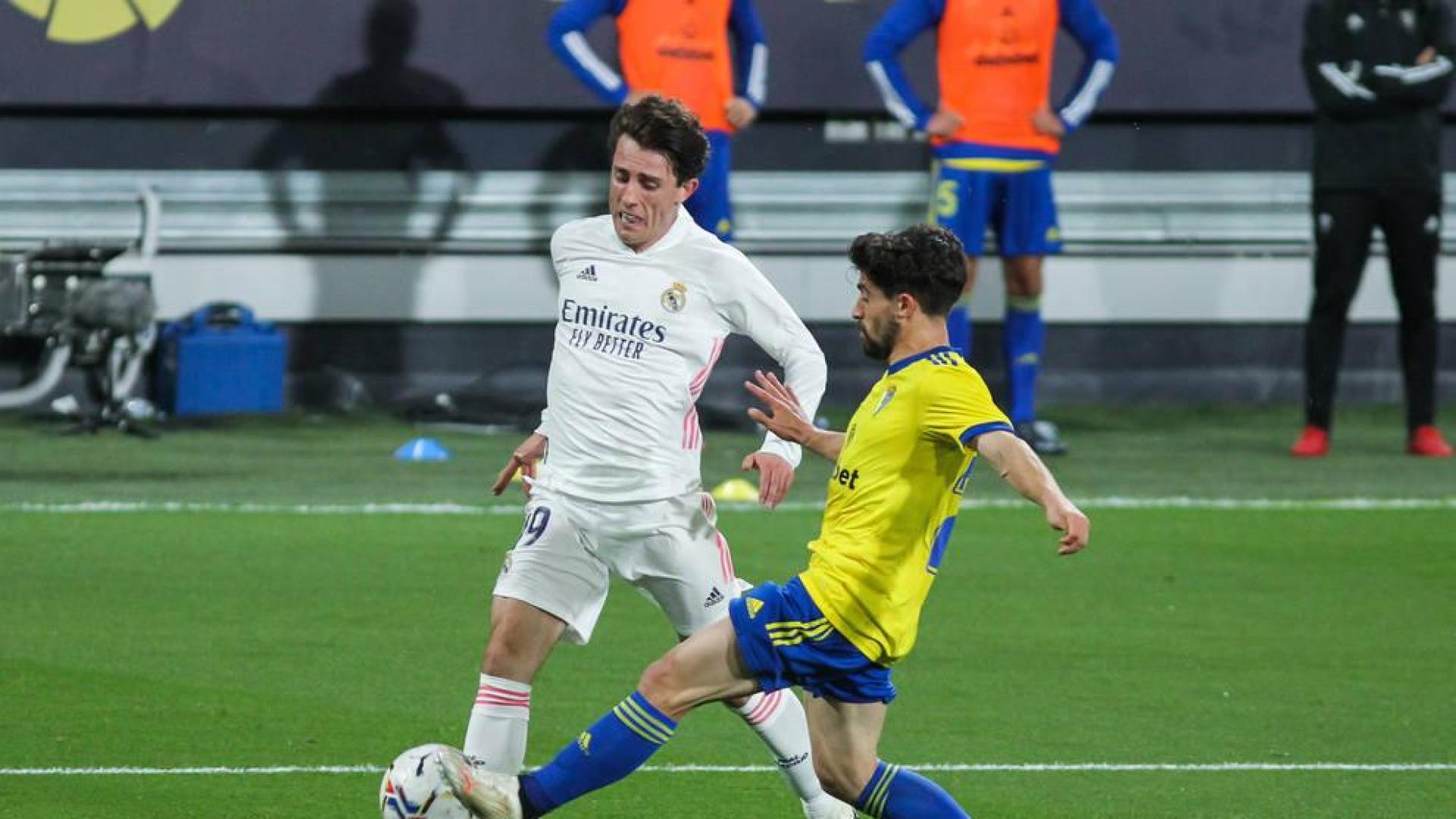 El Real Madrid recupera en Cádiz el liderato provisional (0-3)