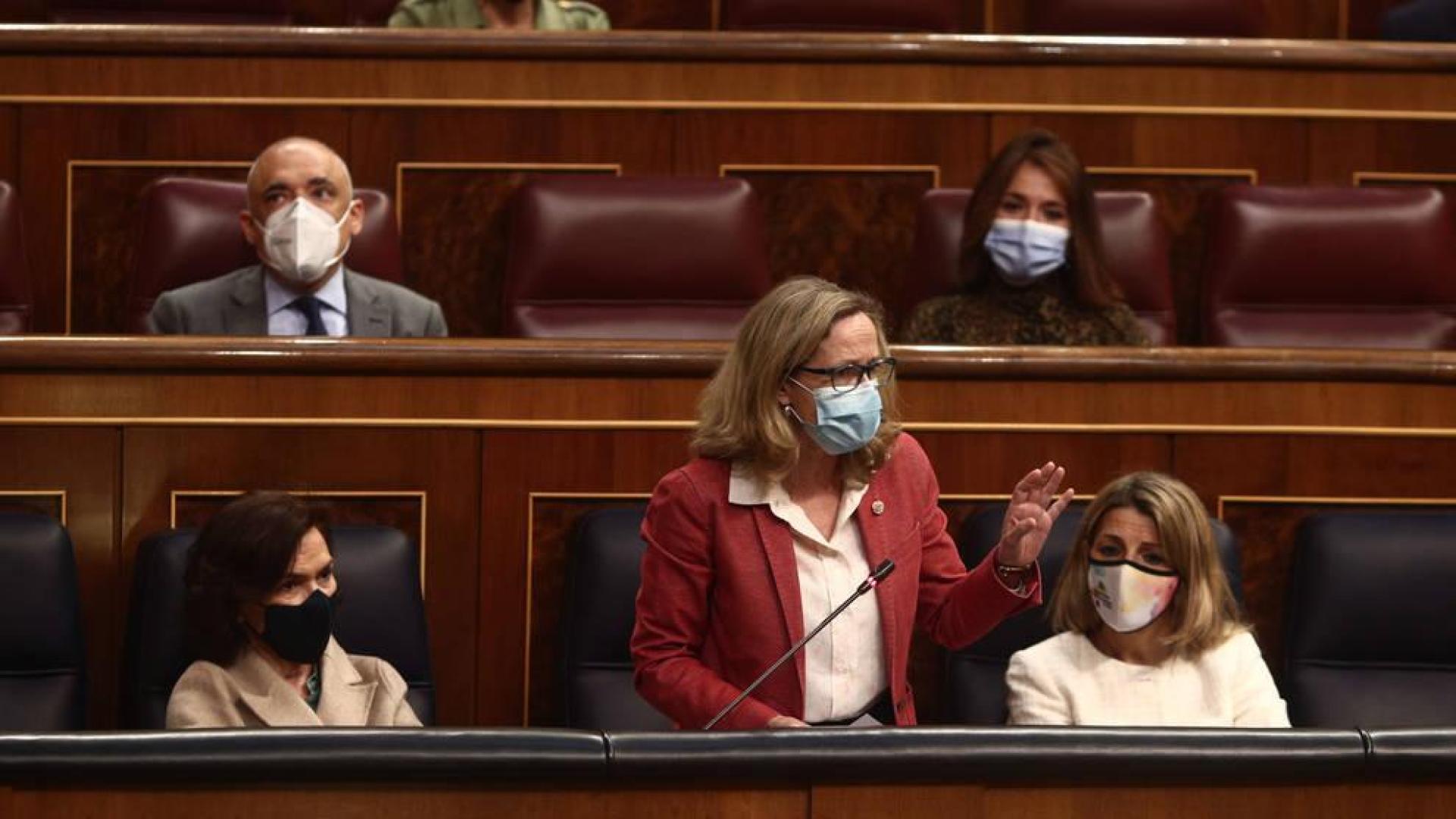 Calviño pide a los bancos minimizar el impacto en el empleo y critica los altos bonus