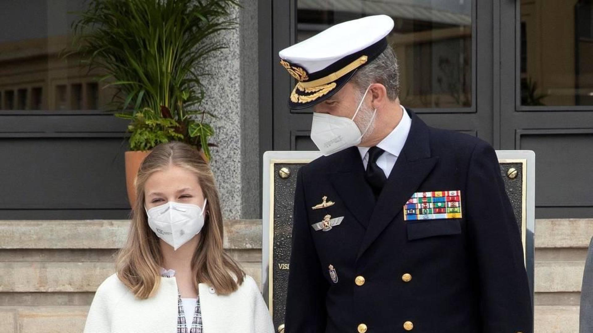 Los reyes han presidido este jueves la puesta a flote del nuevo submarino de la Armada, el S-81 Isaac Peral, en los astilleros de Navantia en Cartagena, en la que han estado acompañados por sus hijas, Leonor, princesa de Asturias y madrina del bautizo del sumergible, y la infanta Sofía.