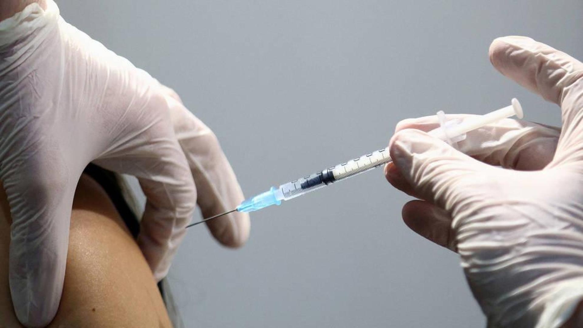 La EMA indica que la segunda dosis de Pfizer y Moderna debe administrarse como indica su prospecto