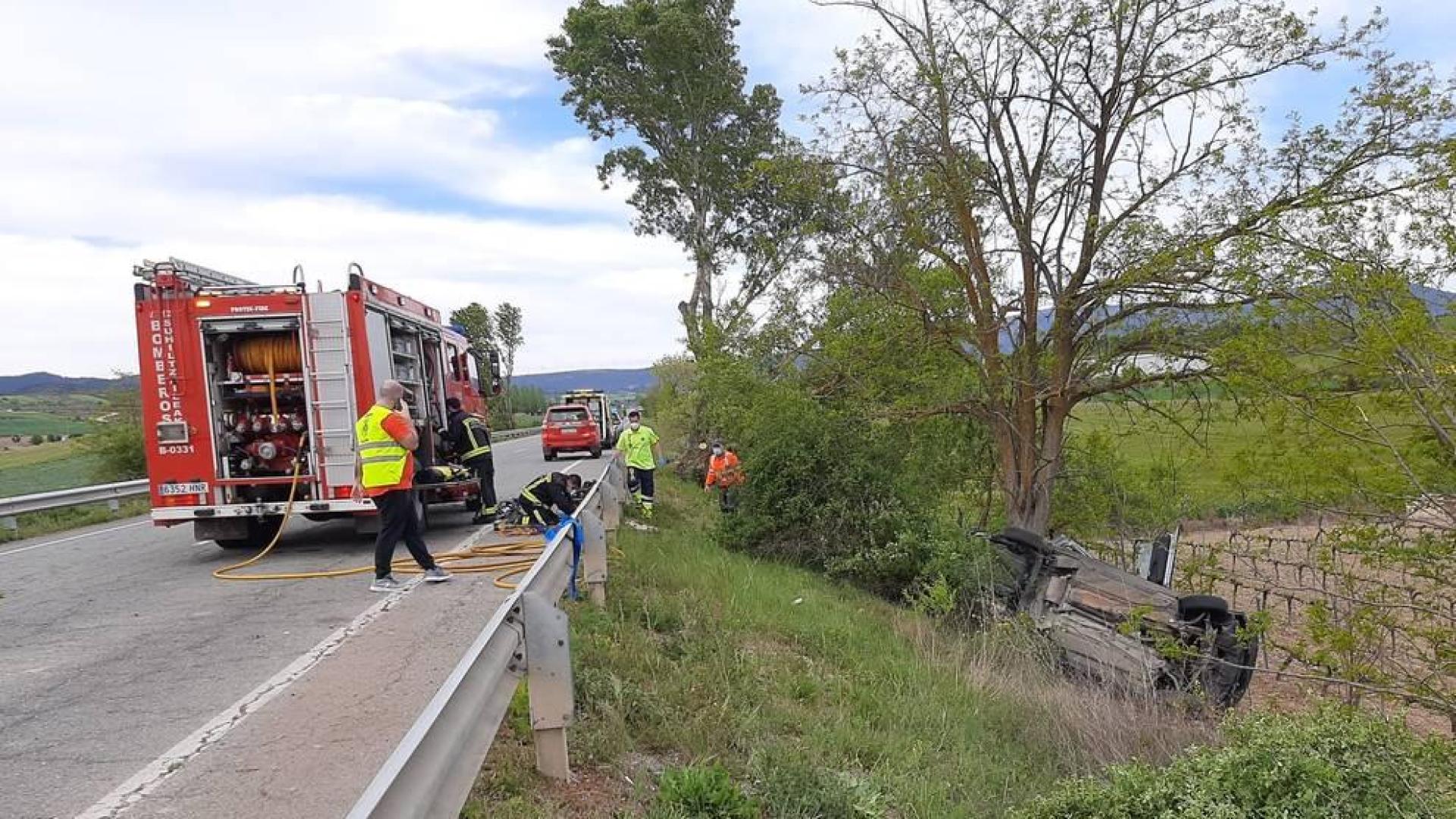 Graves una madre y sus dos hijas menores tras un accidente en Obanos