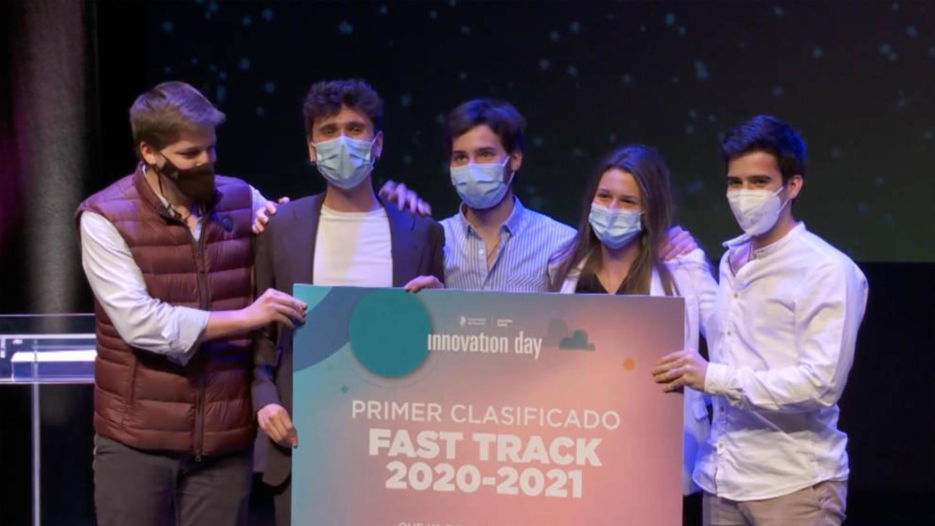 Estudiantes ganadores del Fast Track: Álvaro Mata, Lucas Vicuña, Santiago Saumell, Júlia Franch y Julio Viejo.
