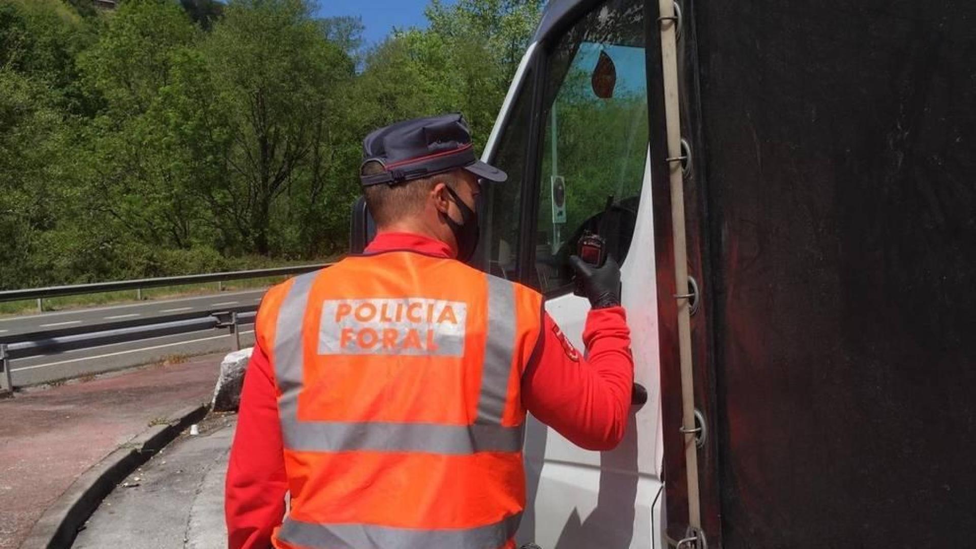 Detenido un camionero por conducir con auriculares y fumándose un porro