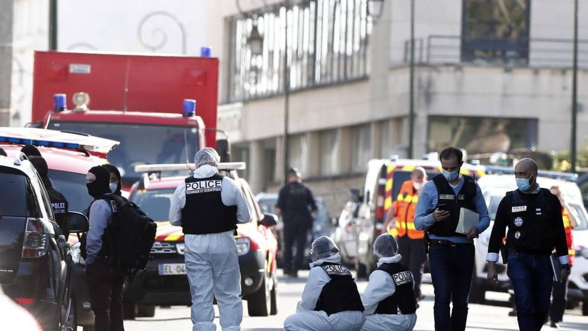 Estupor en Francia al asesinar a cuchilladas un islamista a una policía a las afueras de París