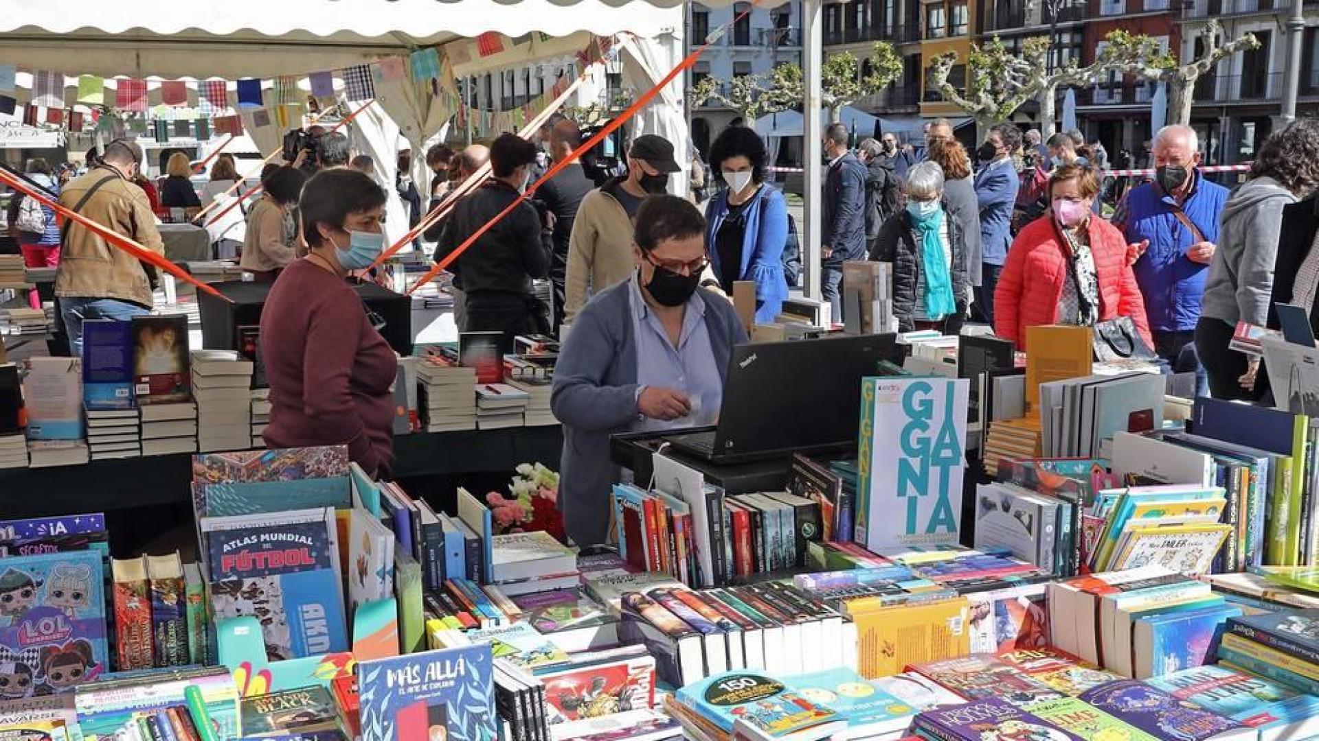 Las librerías salen a la calle en el Día del Libro con descuentos y flores