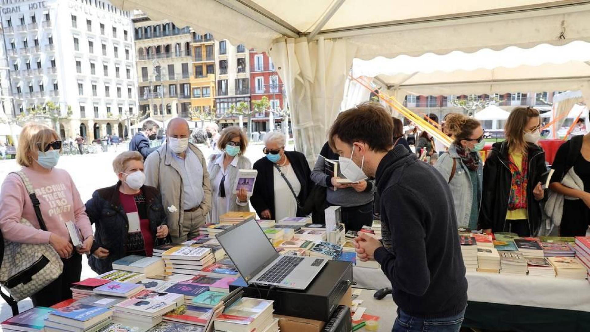 Las librerías salen a la calle en el Día del Libro con descuentos y flores