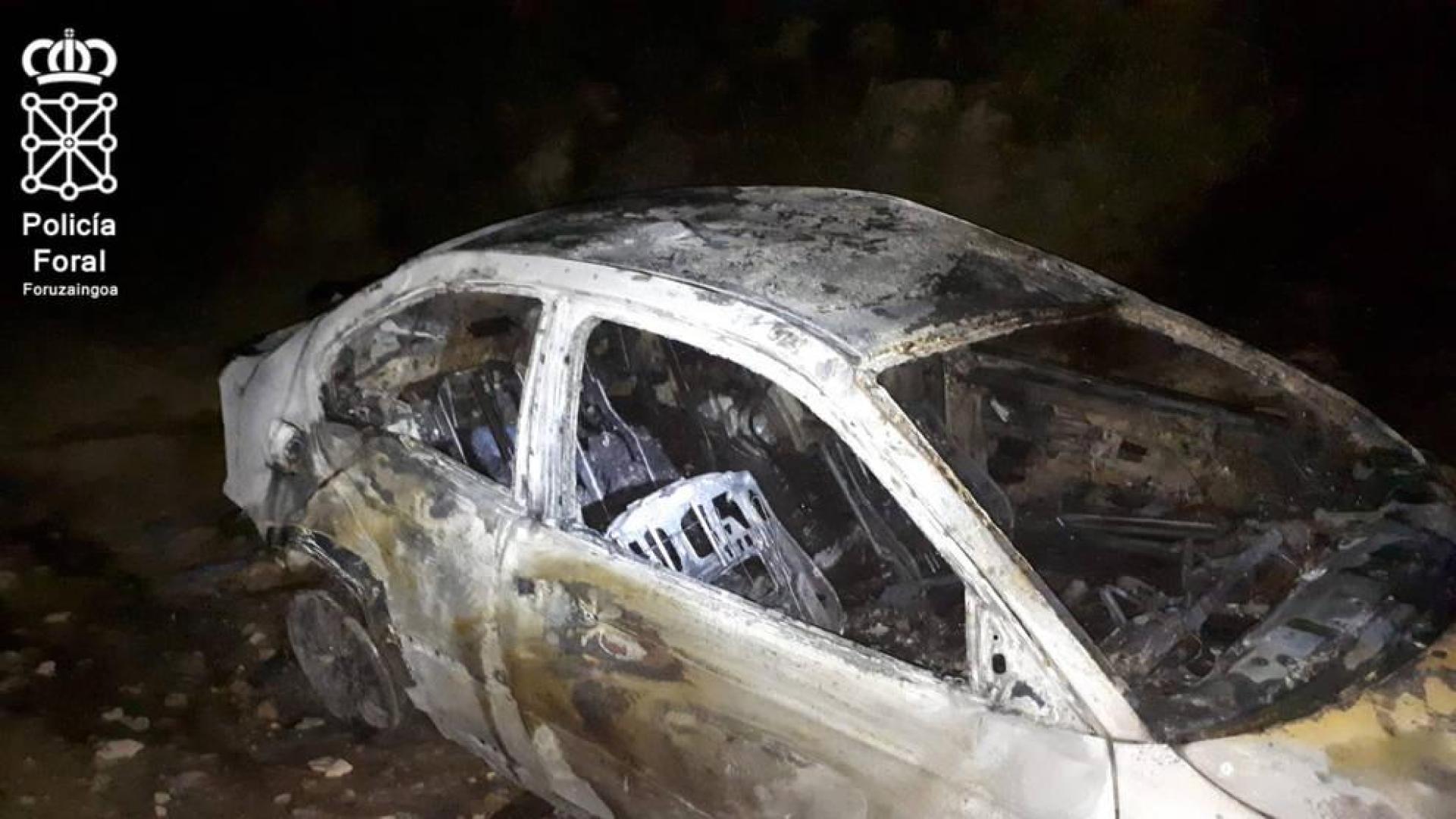 Cuatro heridos tras volcar un vehículo que se dio a la fuga y terminó incendiado