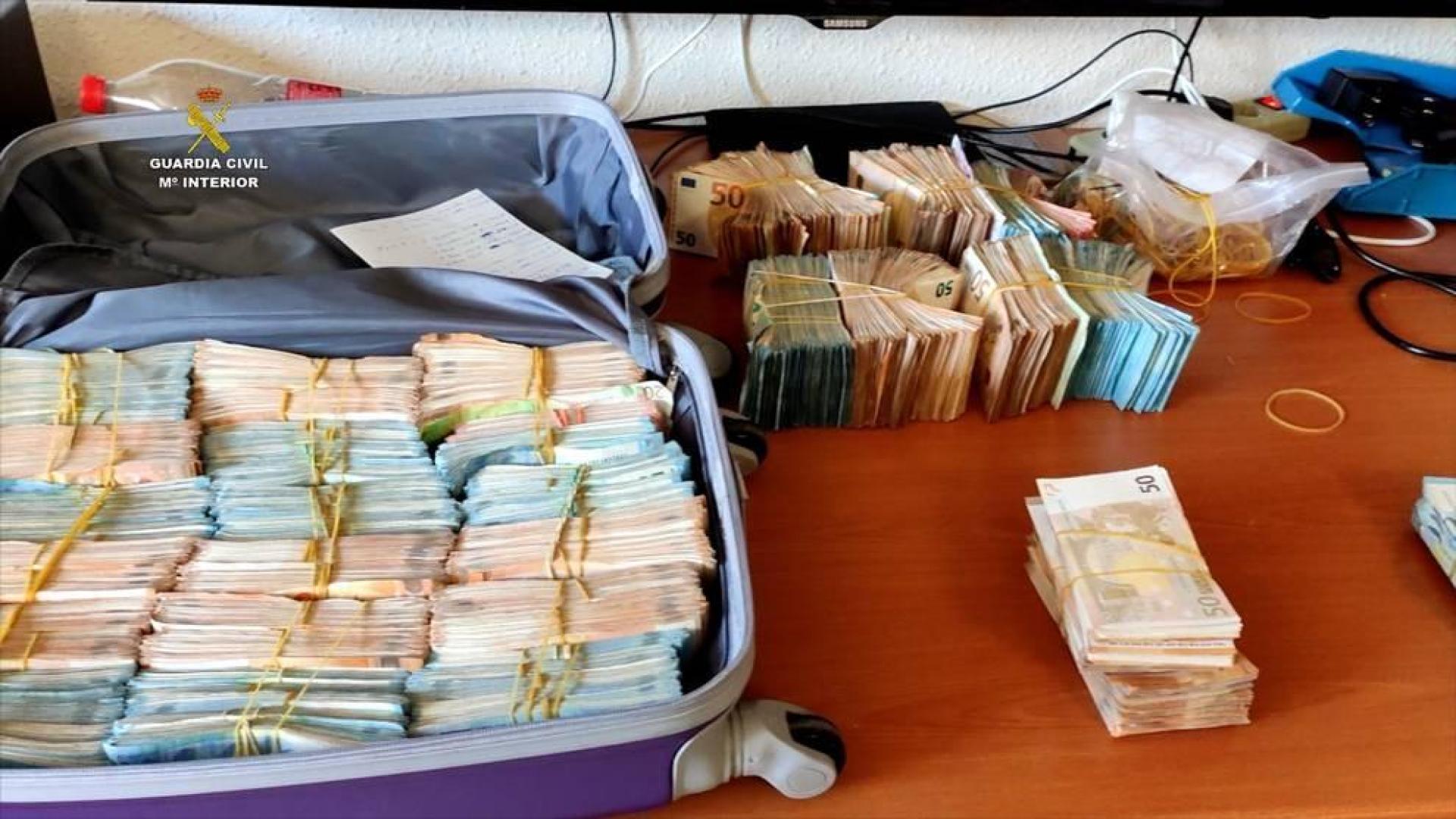Parte del dinero incautado en la operación.