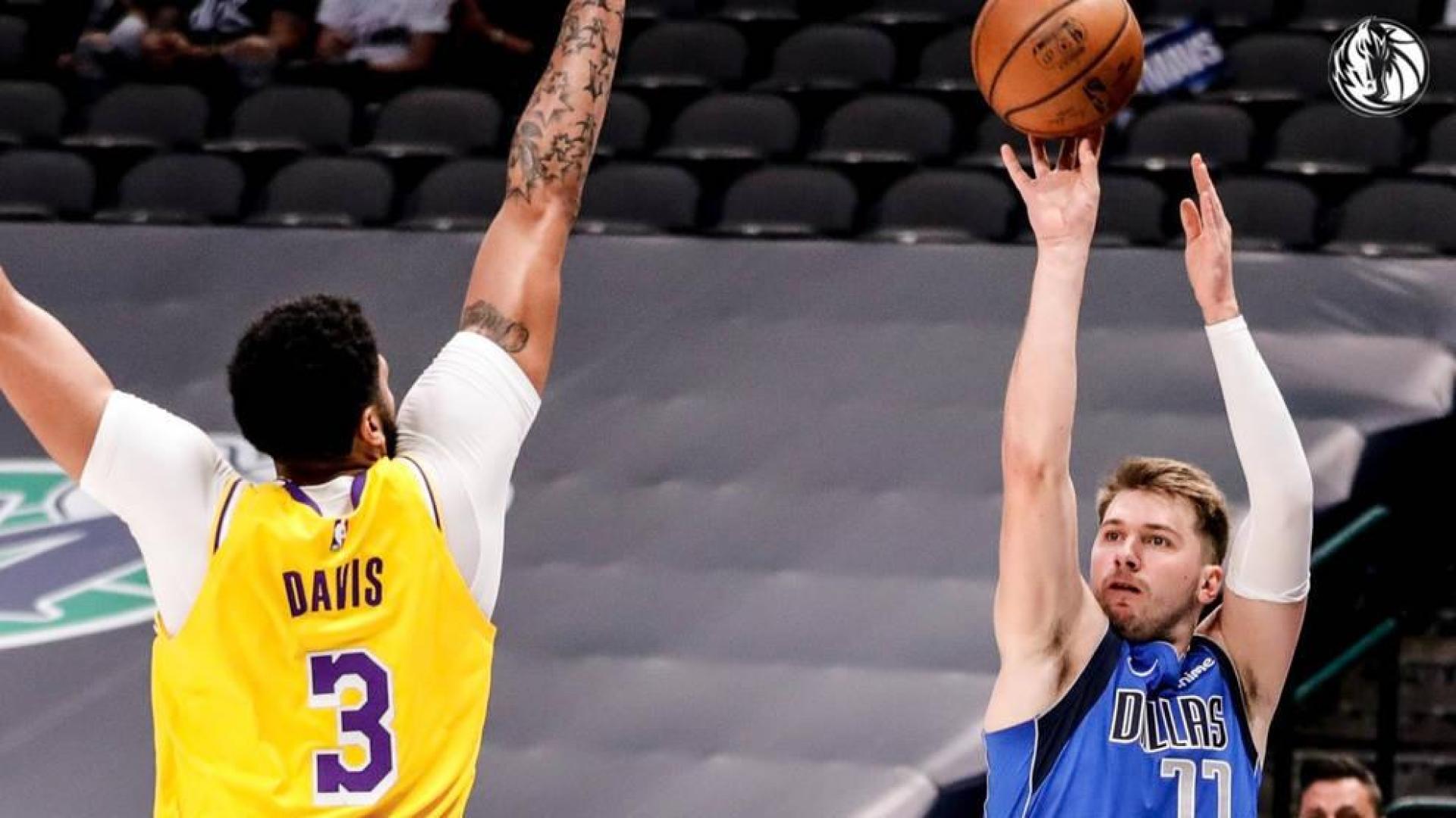 Doncic lanza ante la oposición de Davis.