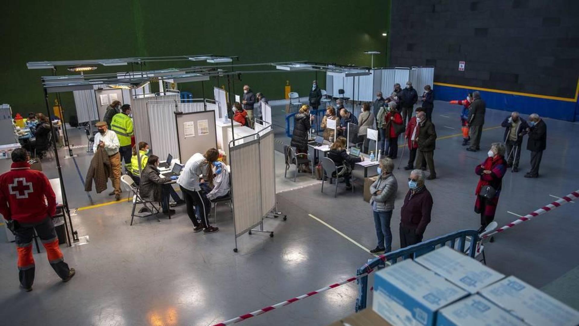 Fotos de la vacunación en el frontón de la UPNA el jueves.