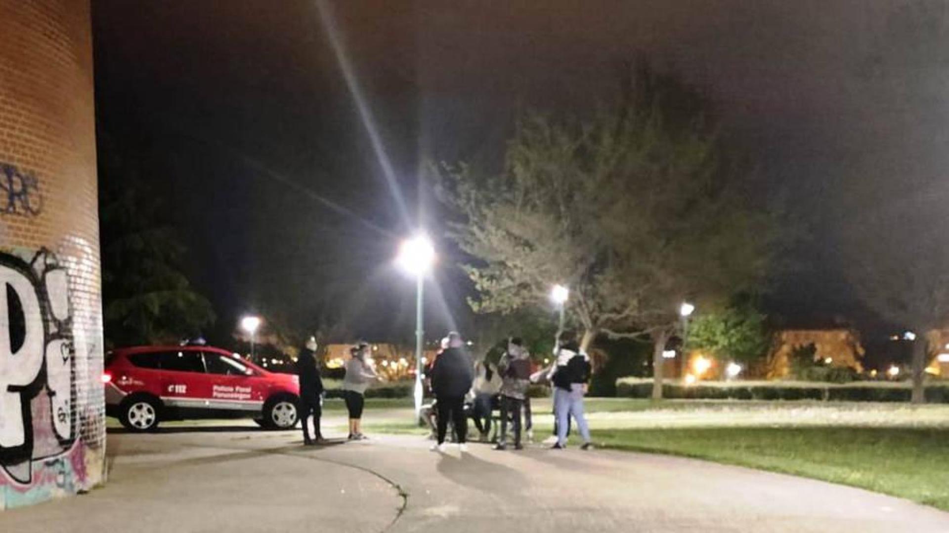 Denunciadas diez personas en Artica por una fiesta en la vía pública.