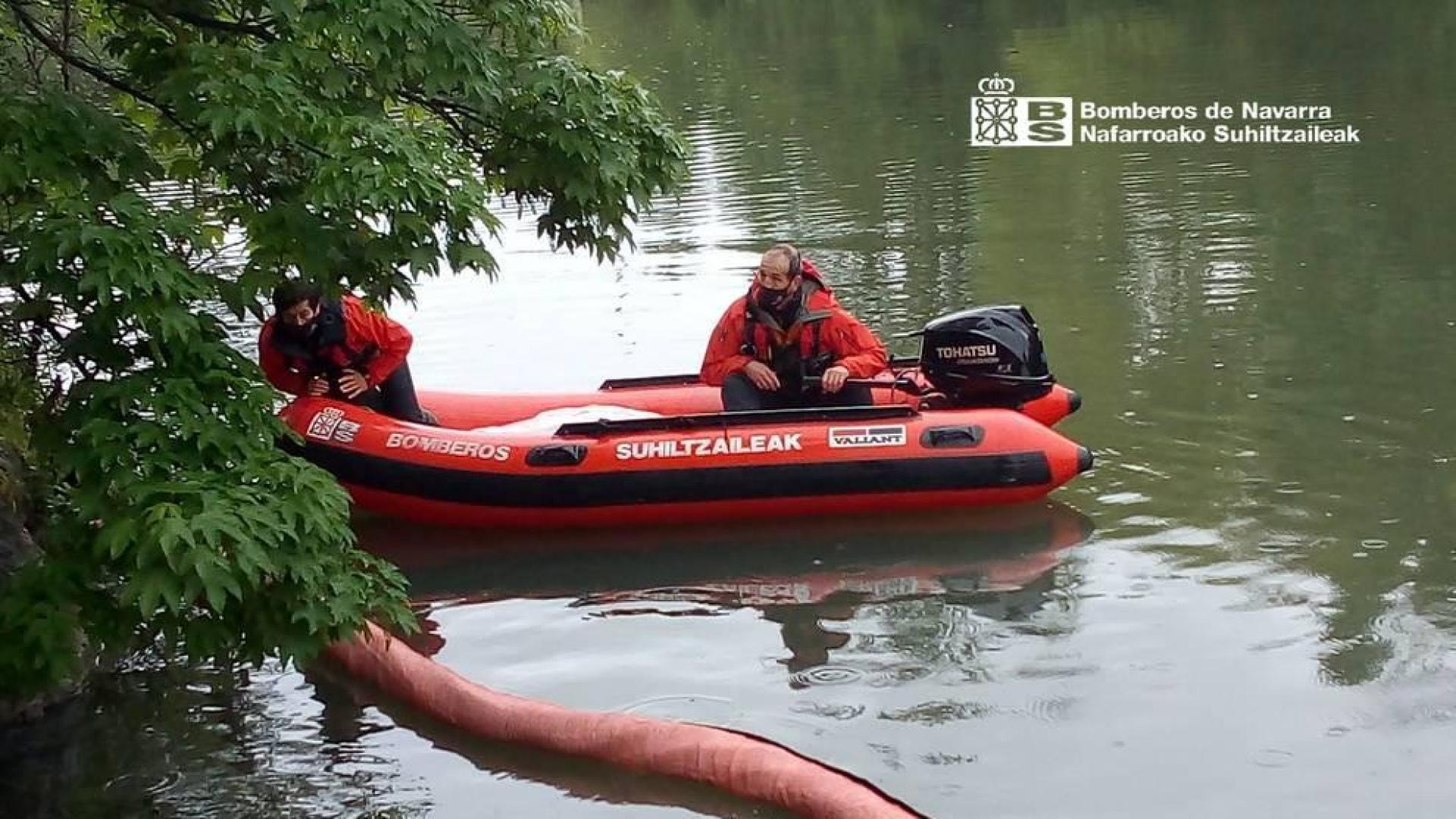 Los bomberos actúan por un vertido de hidrocarburo en el río Arga en Pamplona