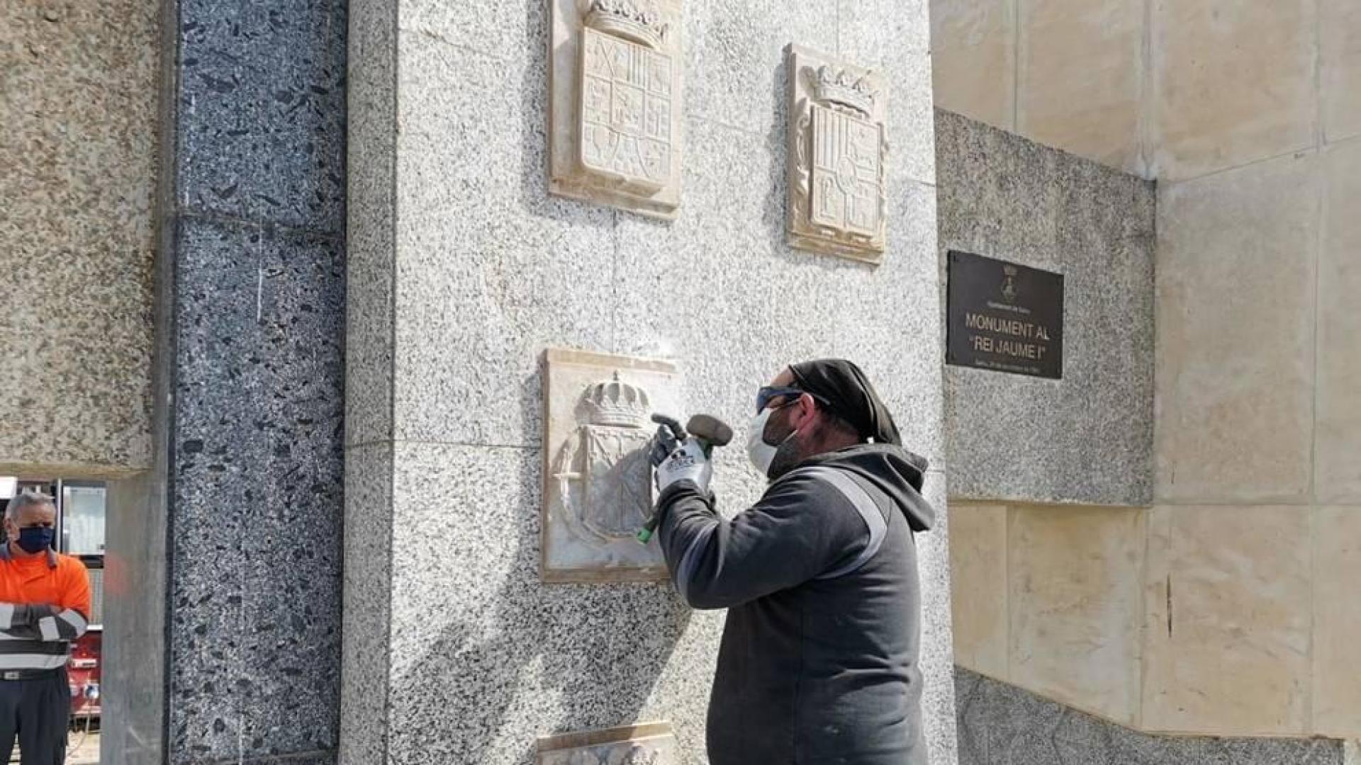 Retirada la laureada del escudo de Navarra en el monumento a Jaume I en Salou