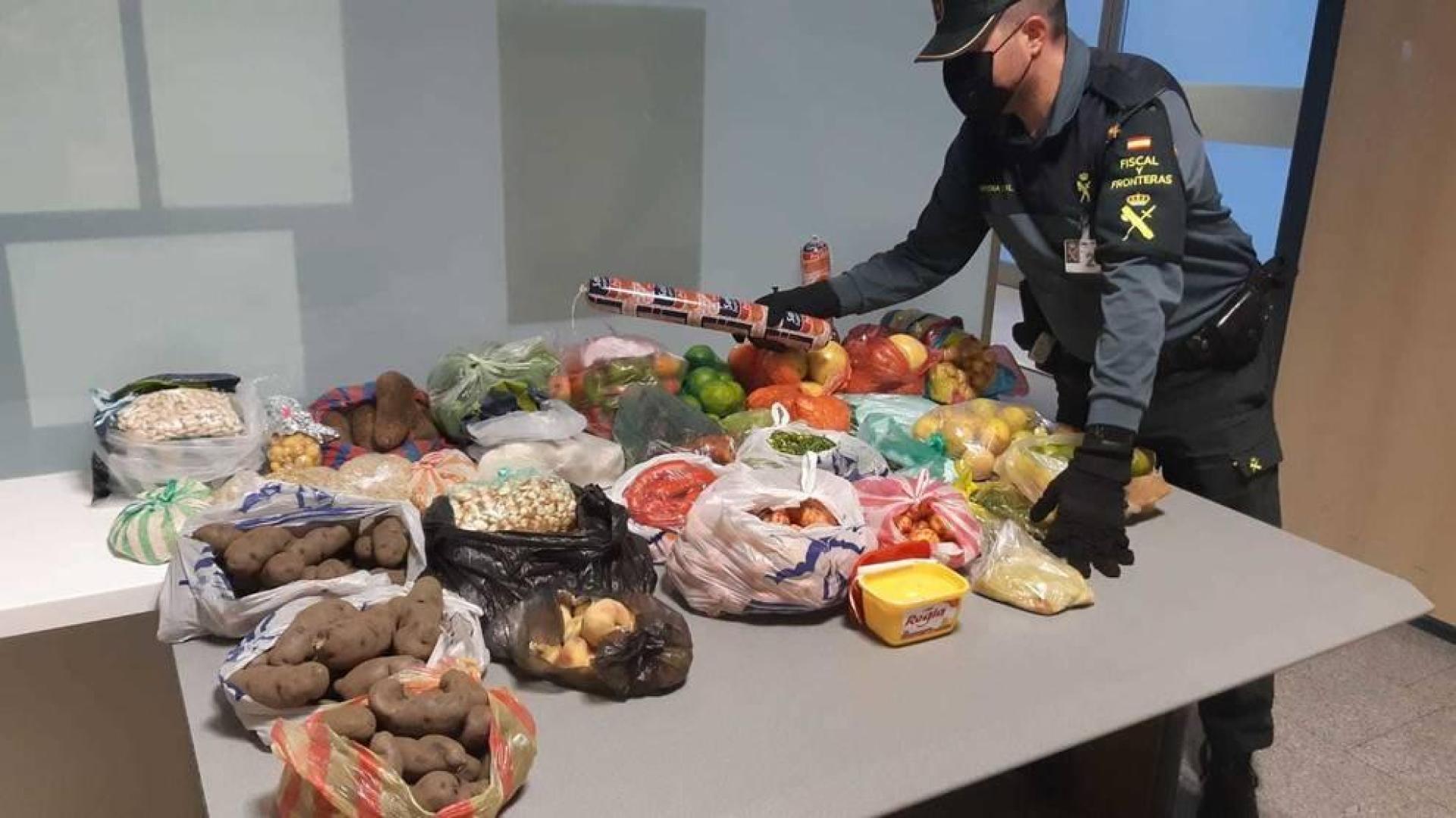 Intervenidos en el aeropuerto de Noáin 160 gramos de hojas de coca y 40 kilos de alimentos perecederos