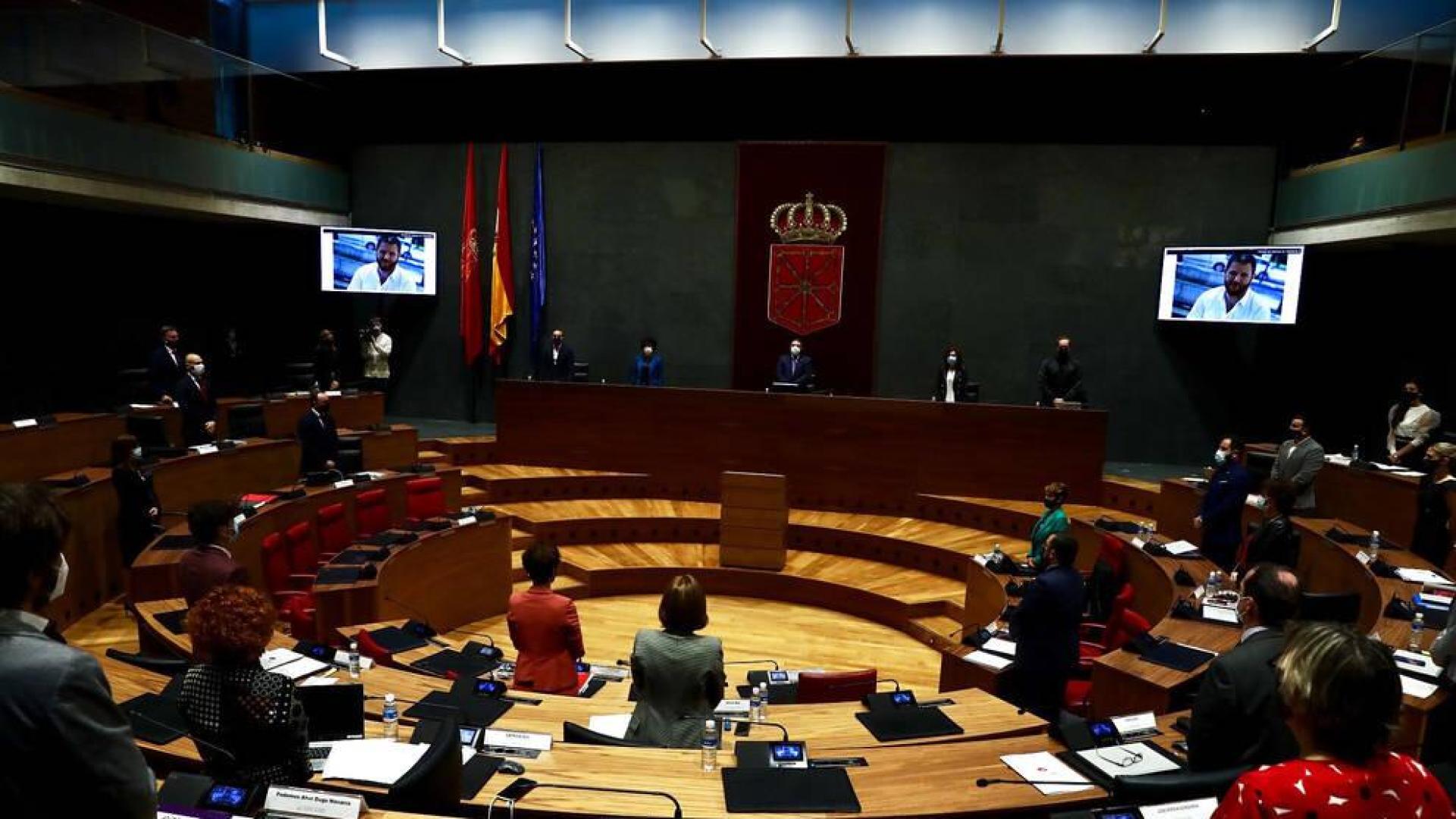 El Parlamento foral, en silencio en recuerdo de los periodistas asesinados