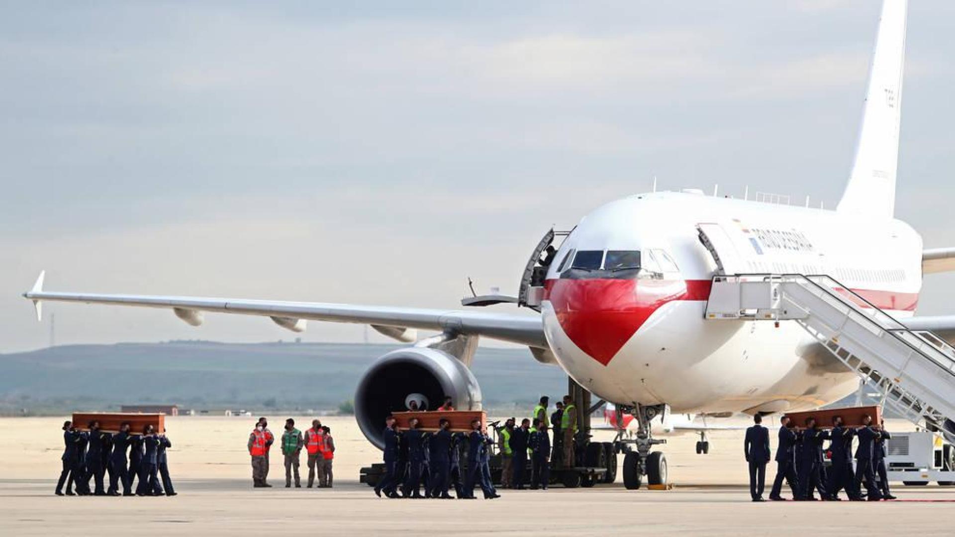 Aterriza en Torrejón de Ardoz el avión con los cuerpos de David Beriáin y Fraile