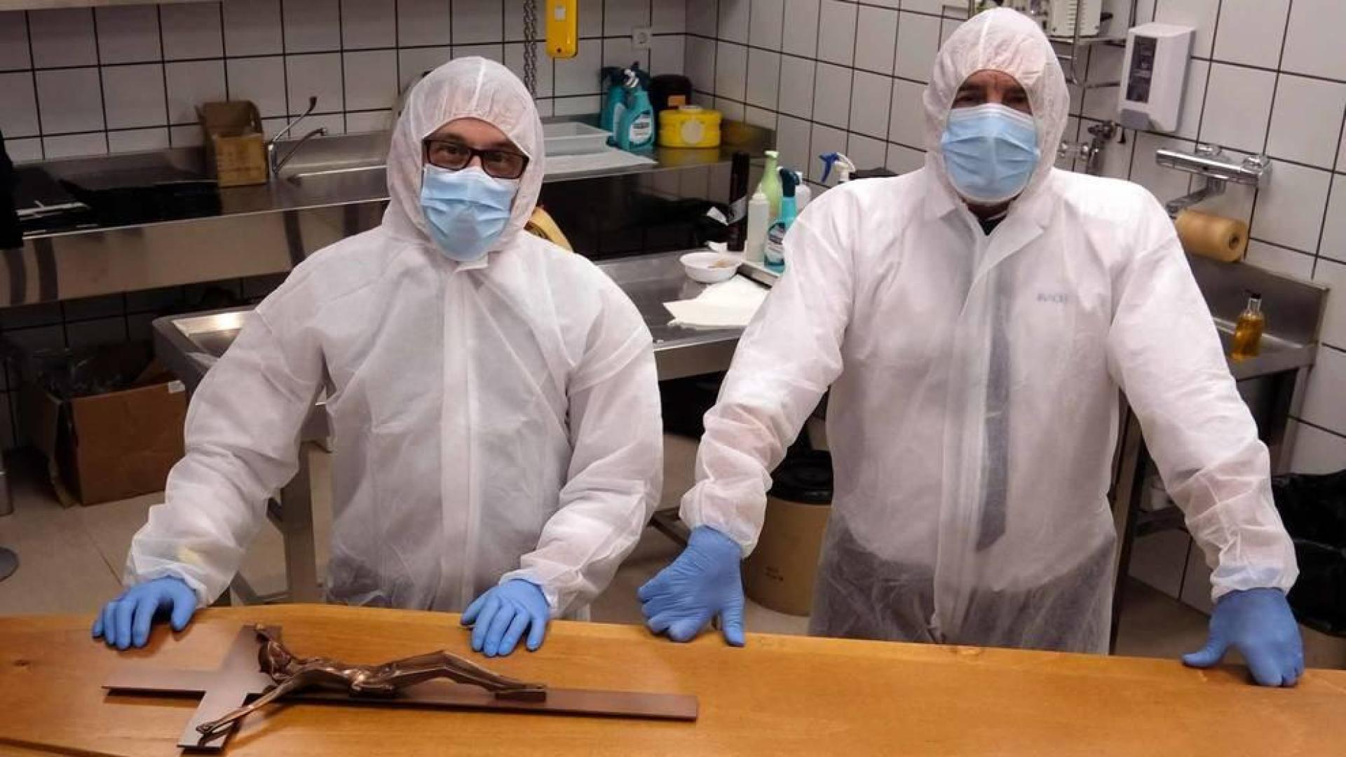 Han recogido con sus manos más de 1.160 fallecidos por covid en Navarra. Realizan un trabajo invisible, esencial, aunque relegado al último eslabón sanitario. Incluso del olvido. Se les llama funerarios y son unos 80 en la Comunidad foral. Hombres y mujeres. Una representación de estos trabajadores, de Tanatorios Irache y Tanatorio San Alberto, confiesan su estado de ánimo.