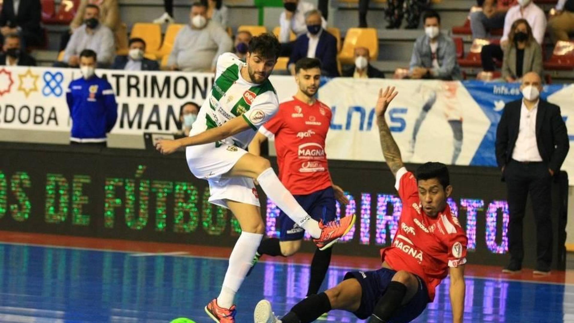 Osasuna Magna vuelve a sumar tras un empate trepidante en Córdoba