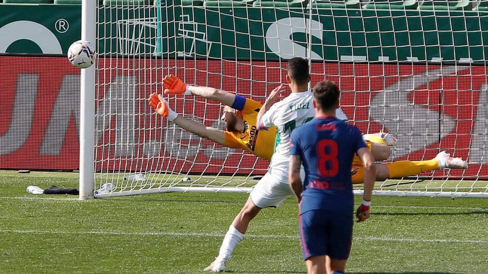 El portero del Atlético de Madrid, Jan Oblak, intenta detener el penalti lanzado por el centrocampista del Elche, Fidel Chaves al poste