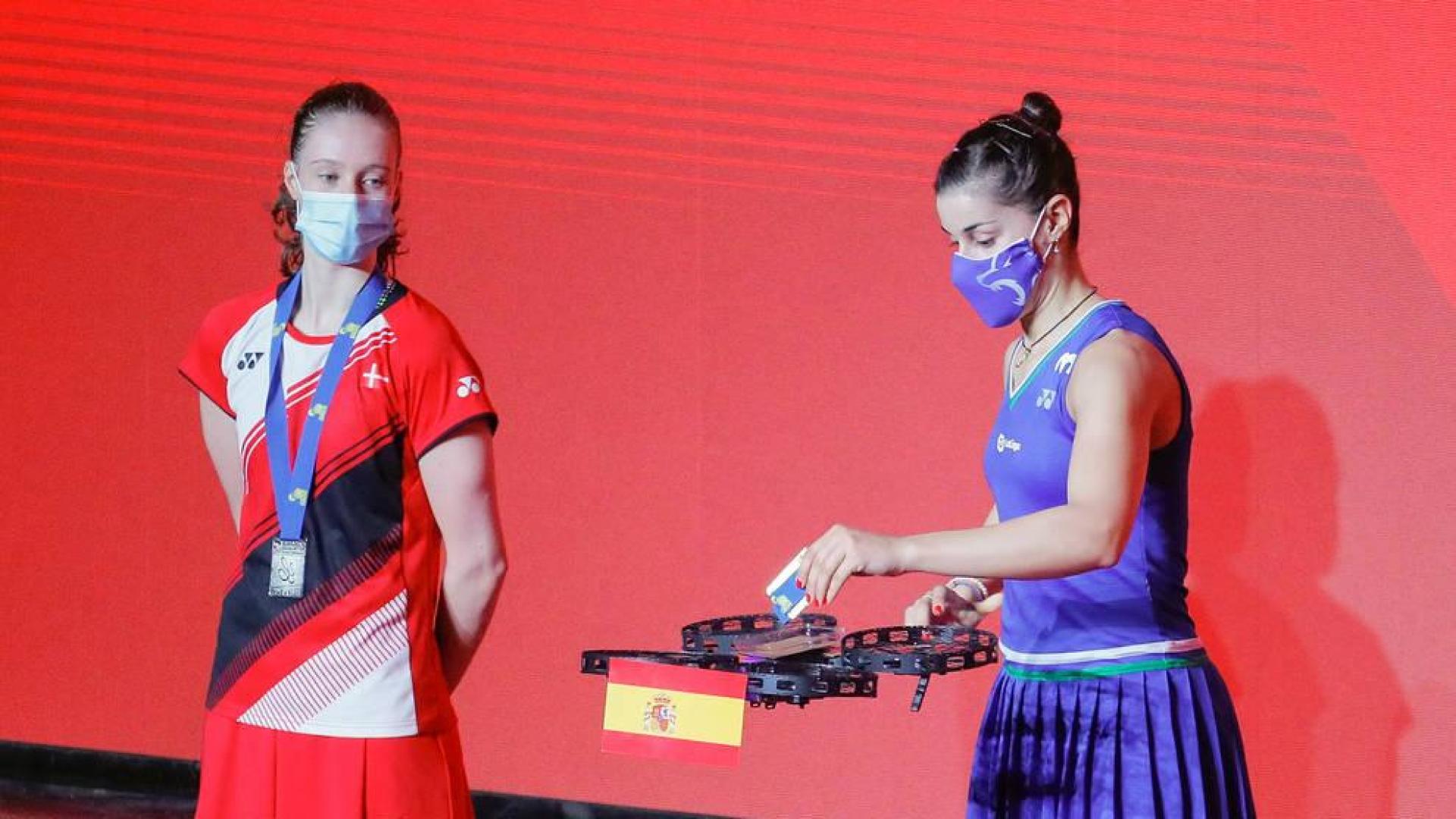 Carolina Marín, campeona de Europa por quinta vez, recoge su medalla de oro de un dron.