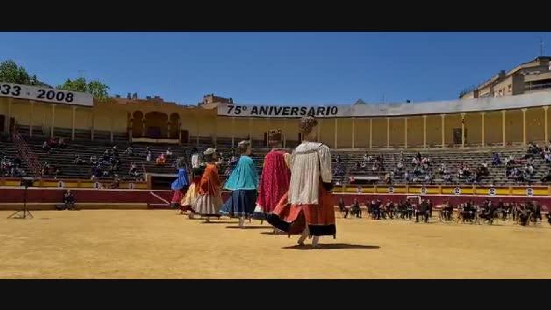Actuación de la Comparsa de Gigantes en la plaza de toros de Tudela