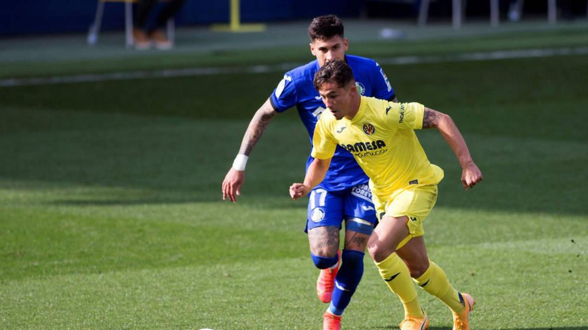 El delantero del Villarreal Yeremi Pino se escapa del uruguayo Mathías Olivera, del Getafe CF, para marcar su gol.